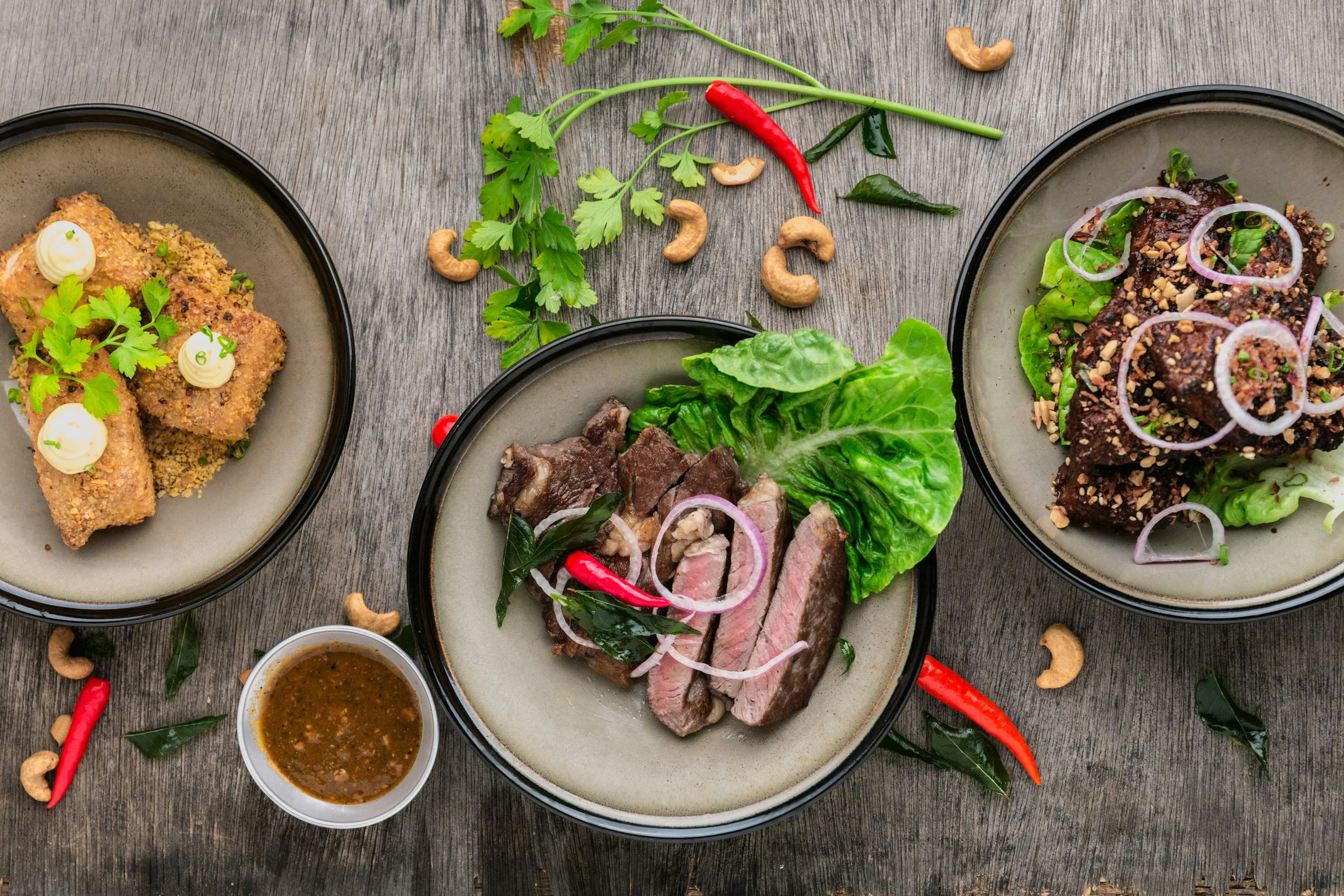 Platos de comida real con proteína y verduras