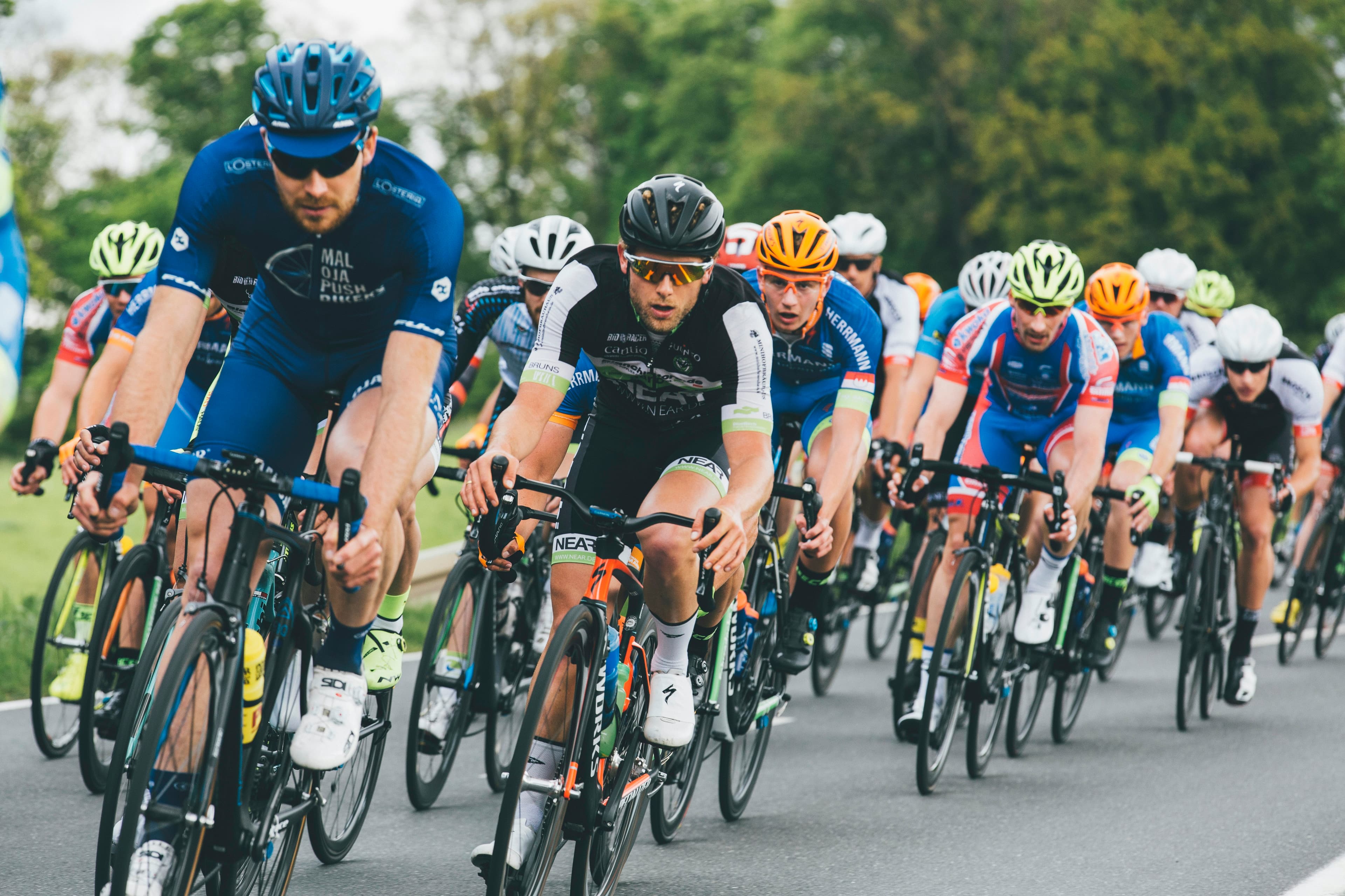 Pelotón de ciclistas en plena carrera